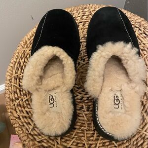 UGG Slippers with lugg sole. Never worn
